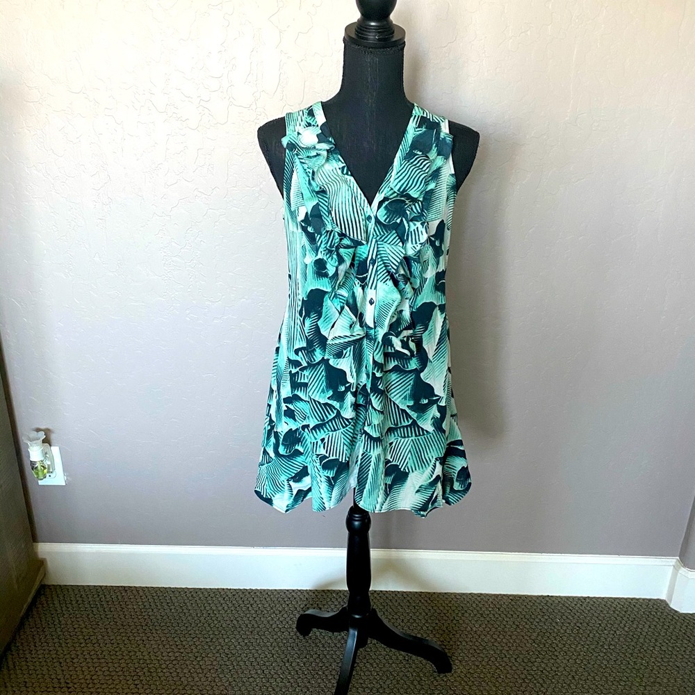 New York and Co. ruffled sleeveless top in xsm